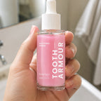 Serum blanqueador WhiteNova en la mano